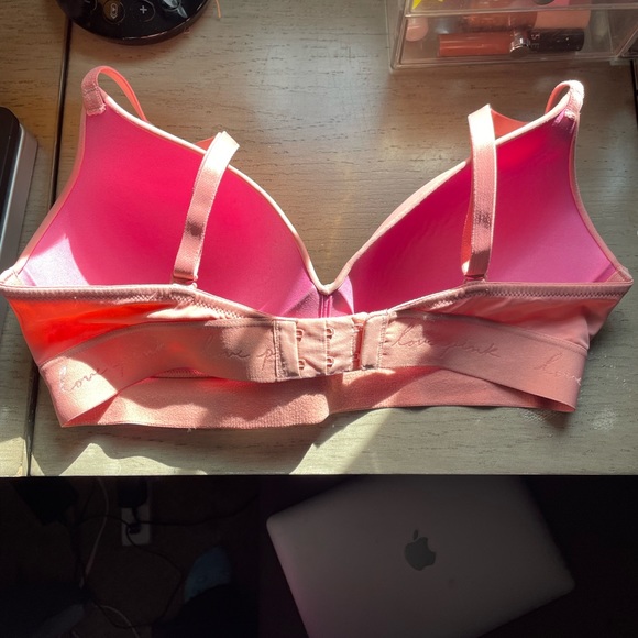 Pink vs bra - Picture 2 of 5